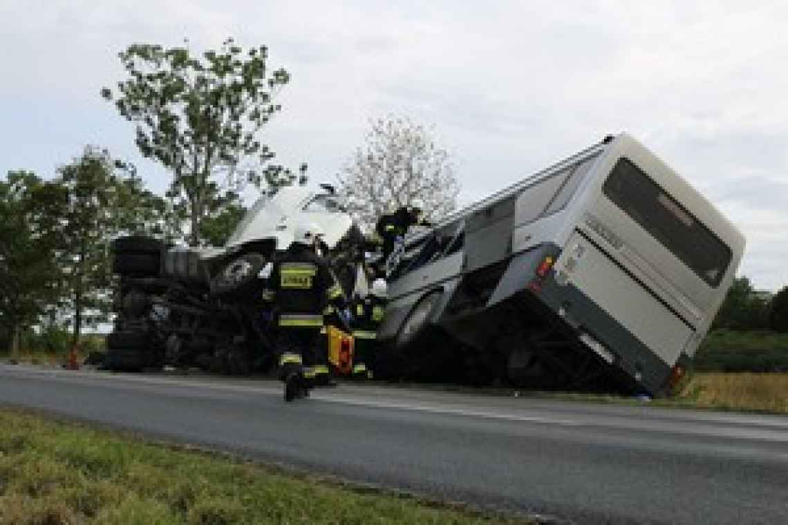 Zderzenie ciężarówki z autobusem na odcinku drogi Wrzosowo-Jazy