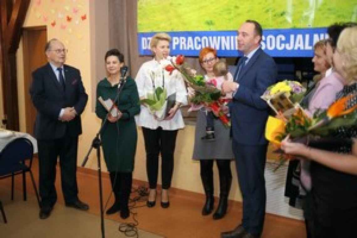 Pracownicy socjalni z Piotrowic świętują