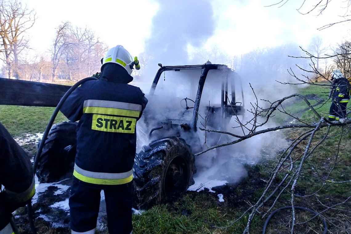 Pożar w Skoczowie. Maszyna rolnicza doszczętnie spłonęła