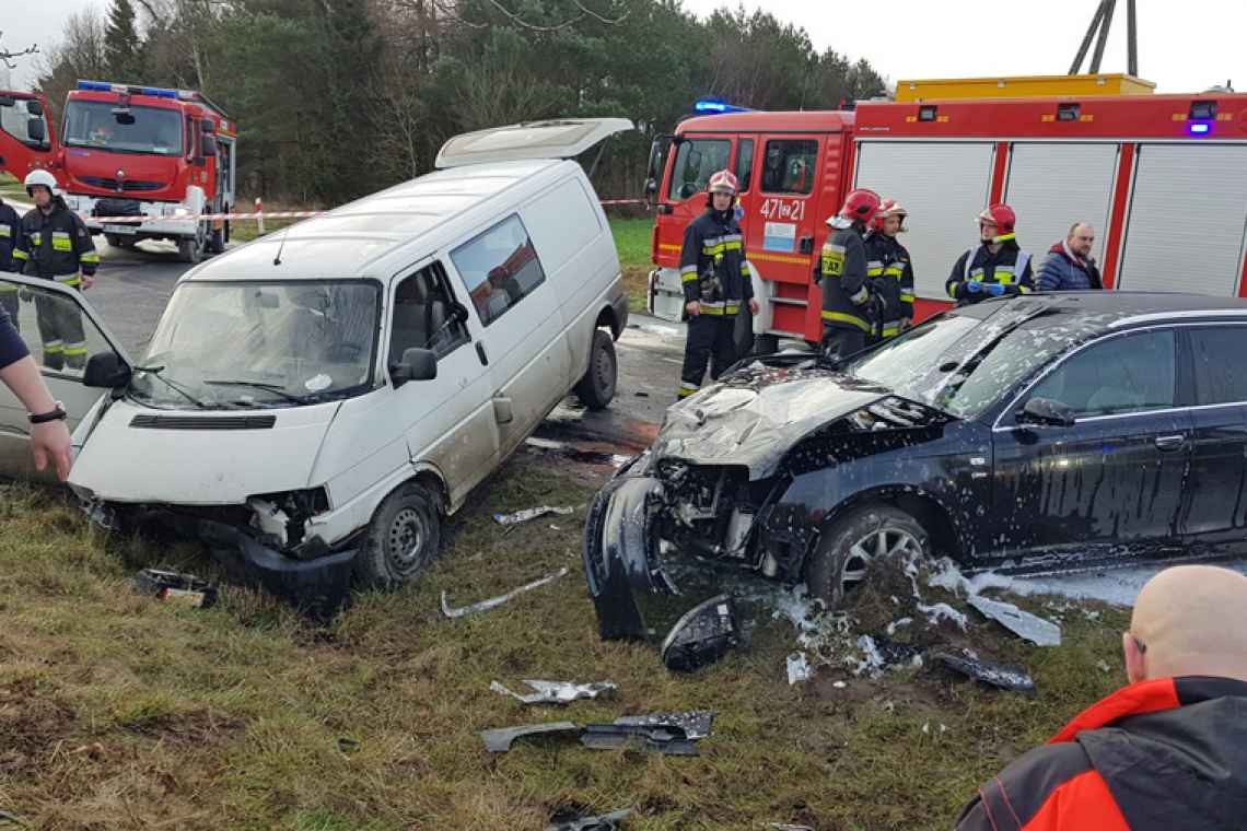 Czołowe zderzenie aut w Stramnicy