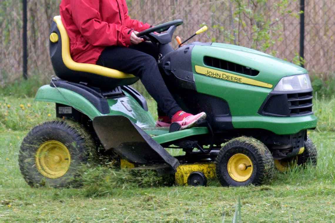 Skradziono traktorek-kosiarkę John Deere.
