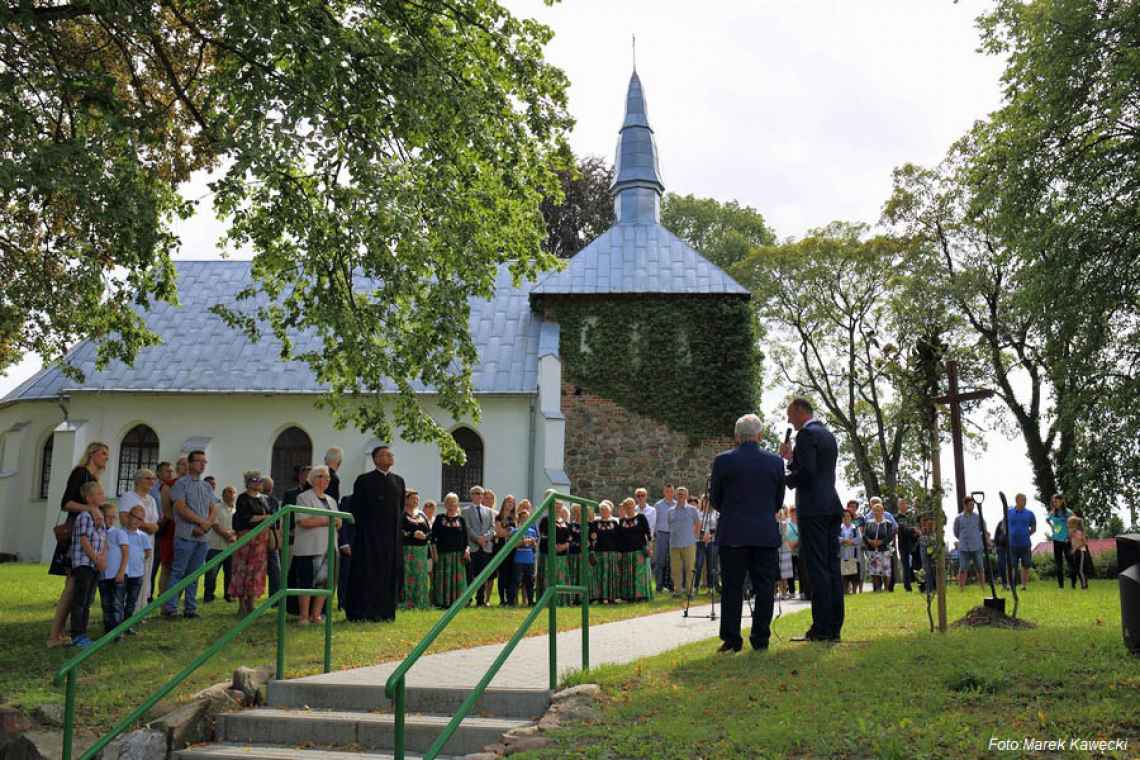 Uroczystość z okazji odbudowy i poświęcenia kościoła w Świelubiu