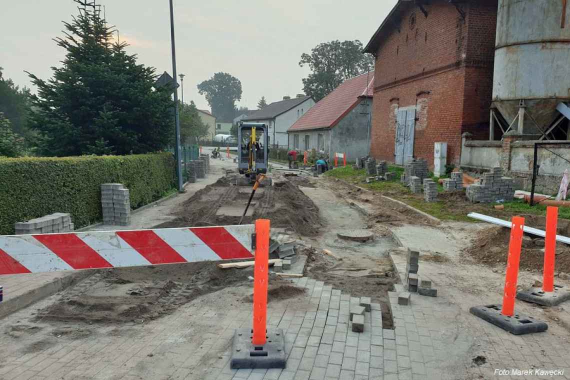 Większe rury do odprowadzania wód opadowych w Dygowie na Łukowej
