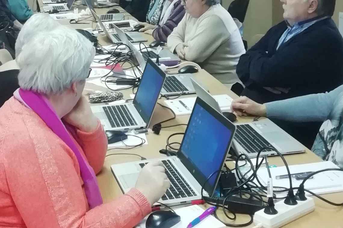 Seniorzy rozpoczęli kurs komputerowy