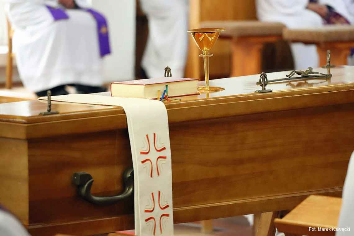 Żegnamy ks. Ireneusza Żejmo. Msza pogrzebowa w Dźwirzynie