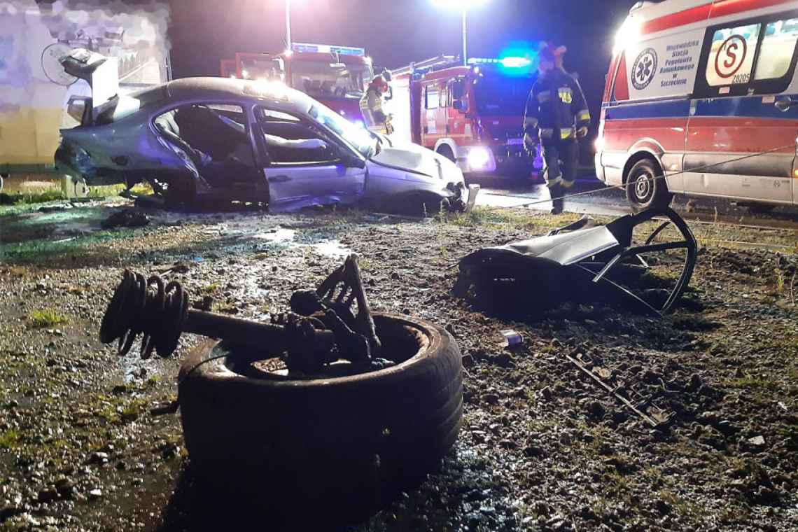 BMW wyleciało z drogi. Kierowca i pasażer poszkodowani. Auto do kasacji