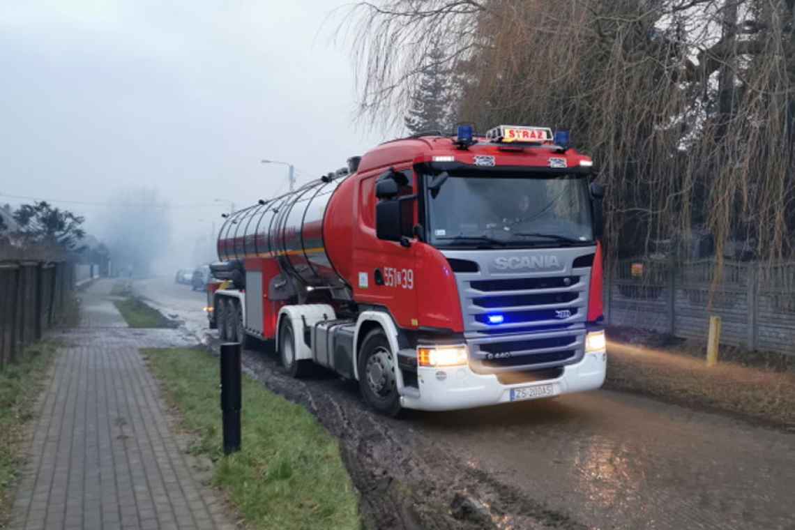 Użycie cysterny gaśniczej pomogło w gaszeniu pożaru tartaku w Stramnicy