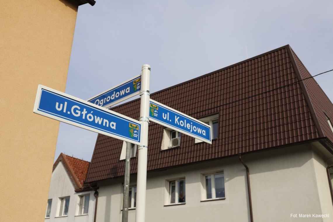 Nowe słupki i tabliczki z nazwami ulic w Dygowie