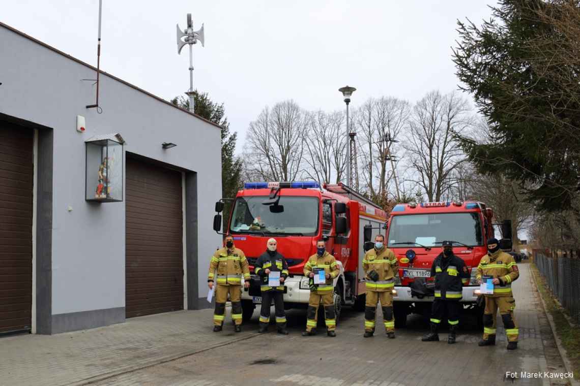 Dwa zastępy OSP Dygowo  rozprowadzały ulotki o szczepieniach przeciw COVID-19