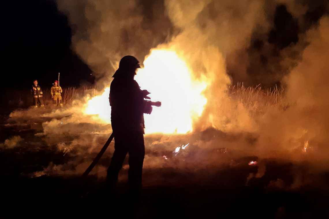 Pożar nieużytków. Do akcji gaszenia wezwano zastępy OSP z Dygowa i Stojkowa
