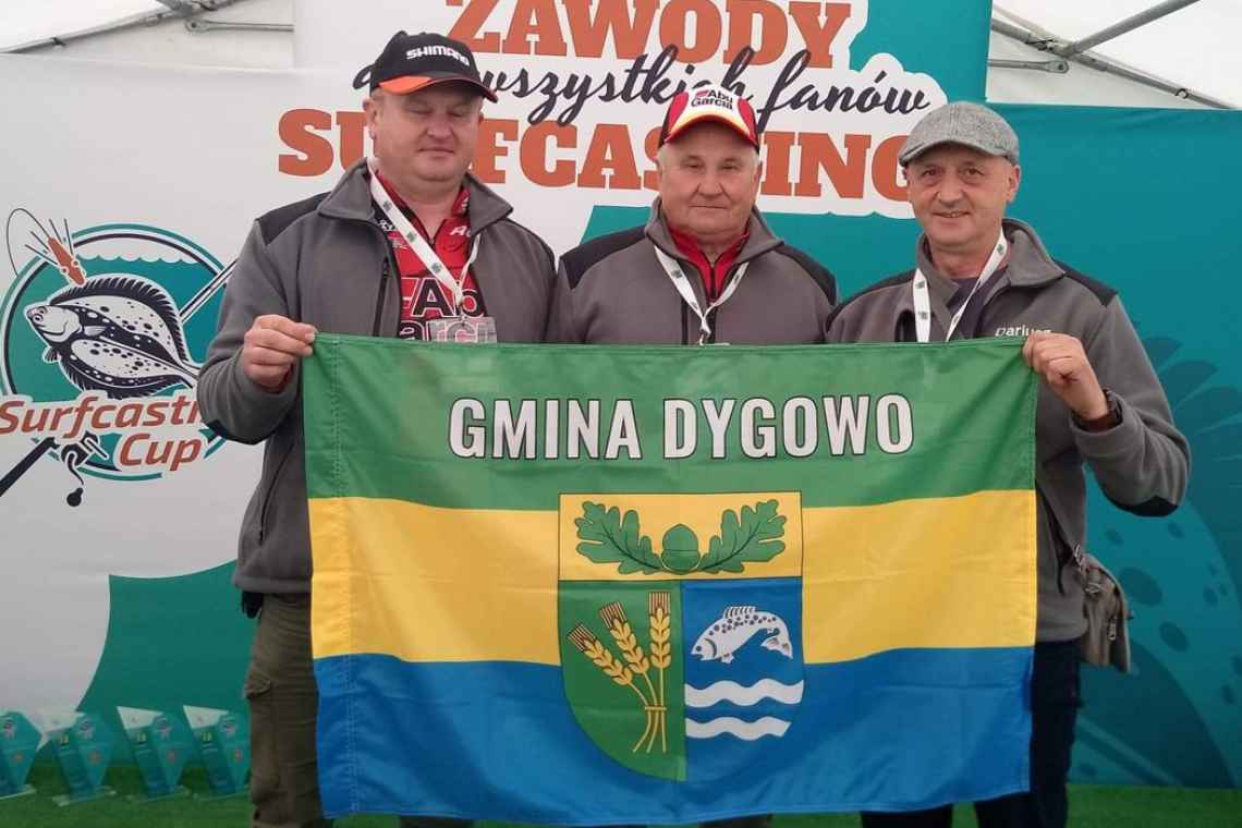 Flaga herbowa Gminy Dygowo na zawodach wędkarskich w Jastarni