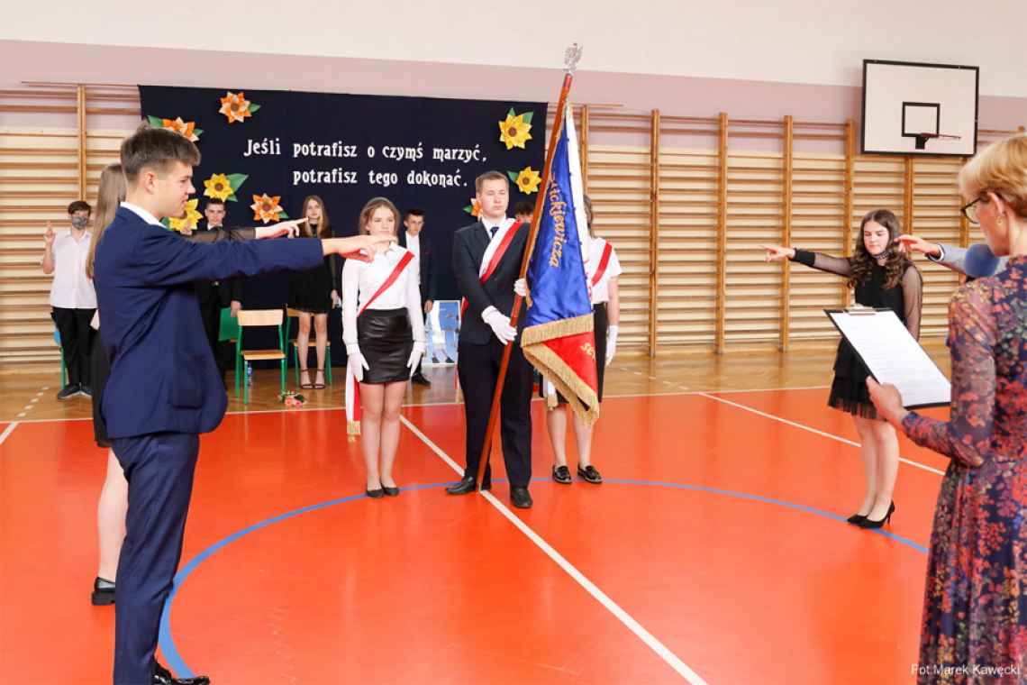 Absolwenci ósmych klas pożegnali szkołę w Dygowie