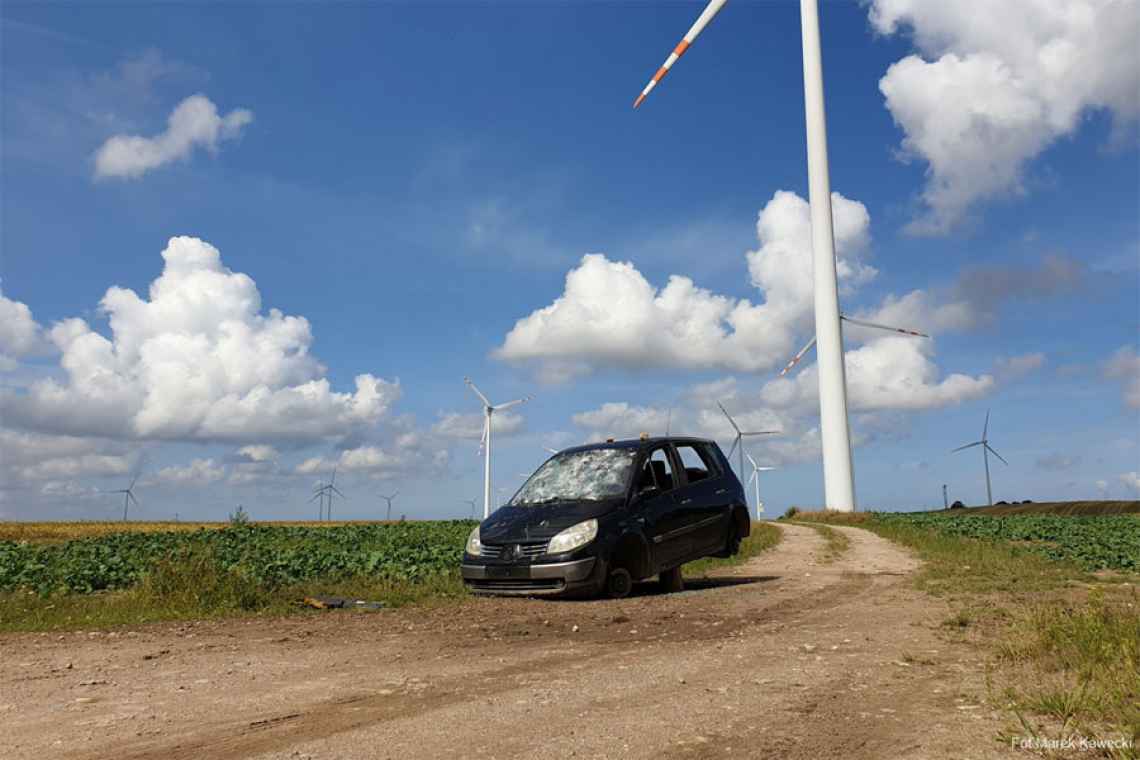 Wrak zamiast na złom trafił na drogę wiatrakową