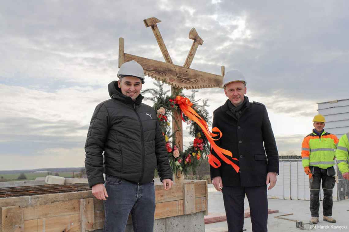 Wiecha na budynku przyszłego centrum kultury w Dygowie