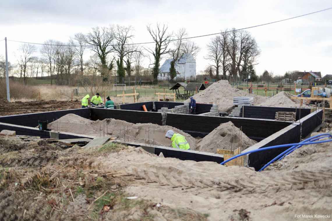 Budowa świetlicy w Kłopotowie. Trwają roboty fundamentowe