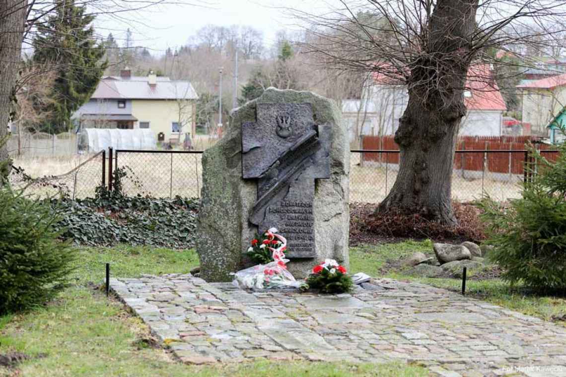 12. rocznica katastrofy smoleńskiej – syrena, kwiaty, wystąpienie Wójta Gminy Dygowo
