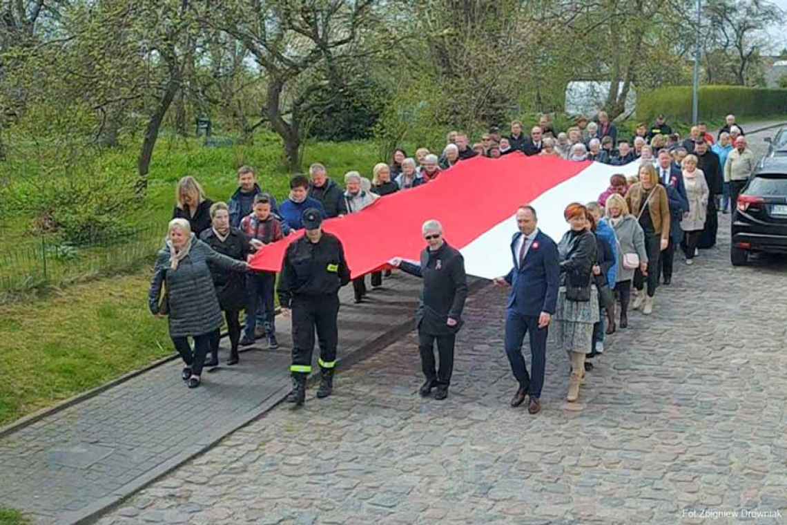 Wiwat maj ,3 maj! 10-metrowa flaga w Dygowie