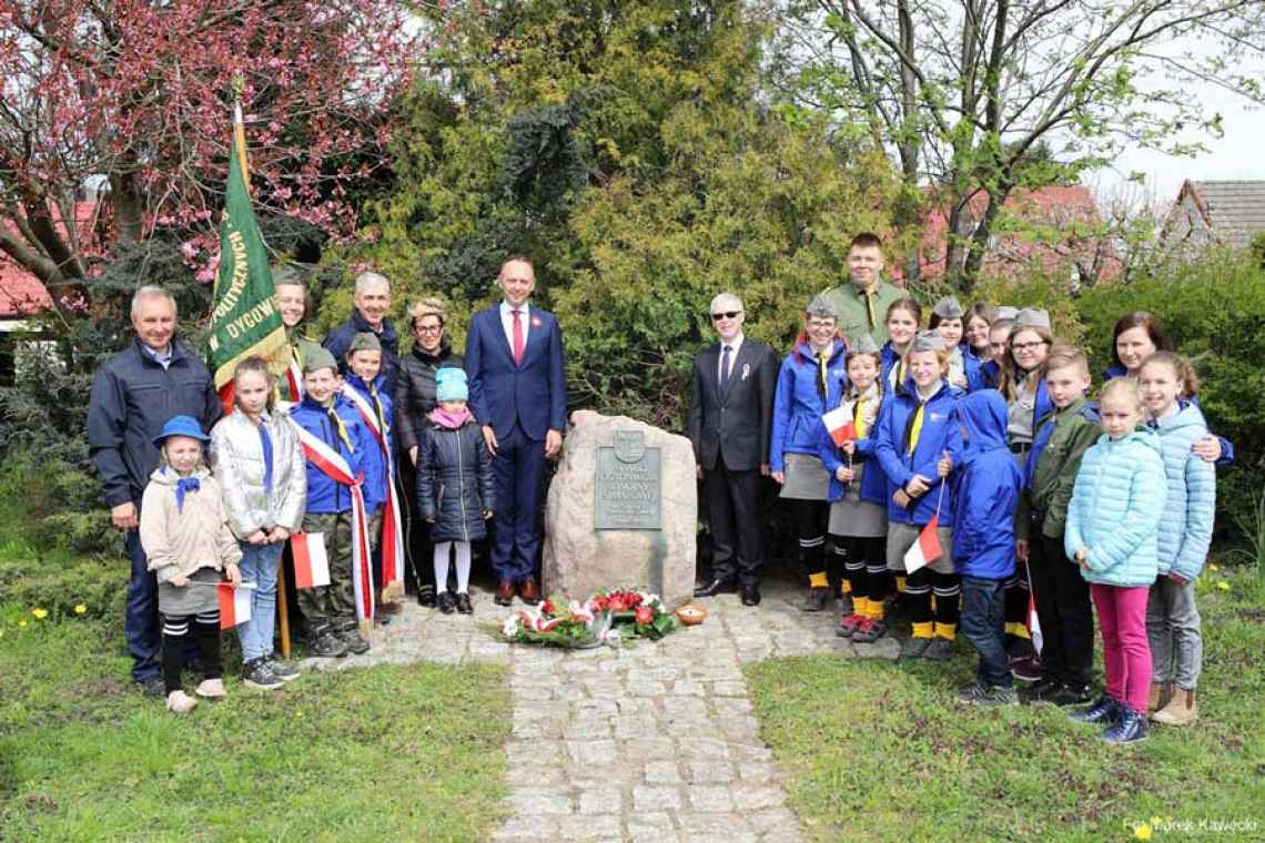 20 lat temu w Dygowie odsłonięto tablicę poświęconą Osadnikom II Wojny Światowej