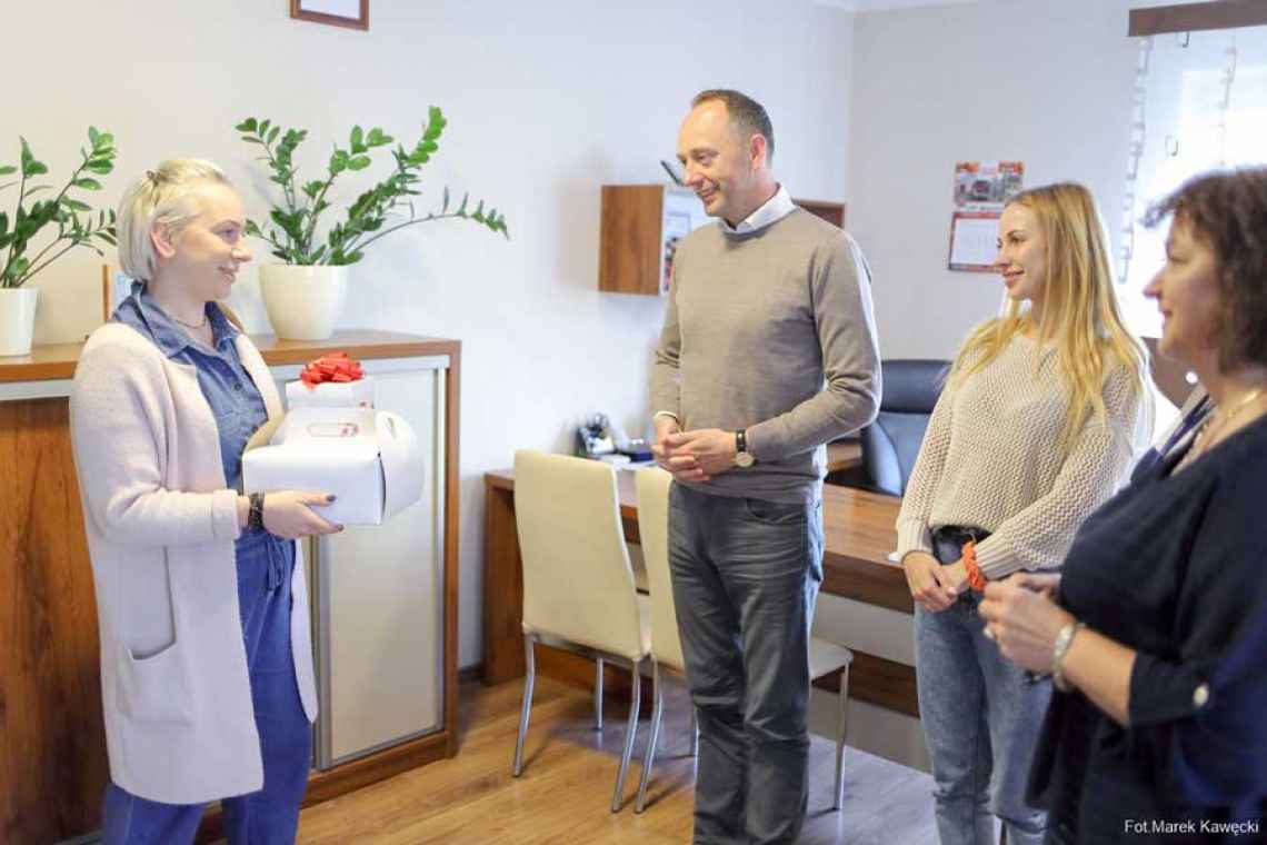 Dzień Samorządowca. Tort i życzenia dla pracowników Gminy Dygowo