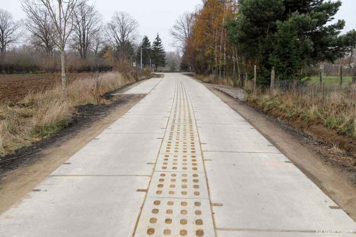 Przebudowano 830 metrów drogi gminnej Czernin - Bardy