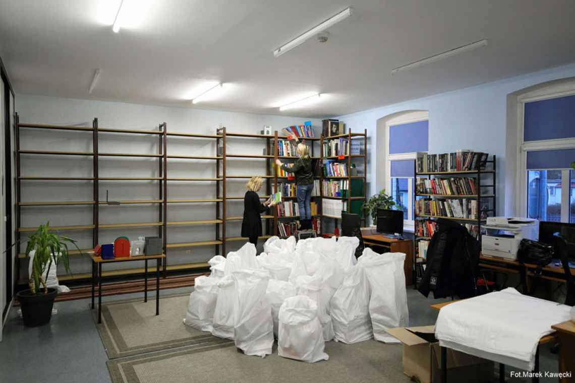 Biblioteka w Dygowie. Przenoszenie zbiorów do nowej siedziby