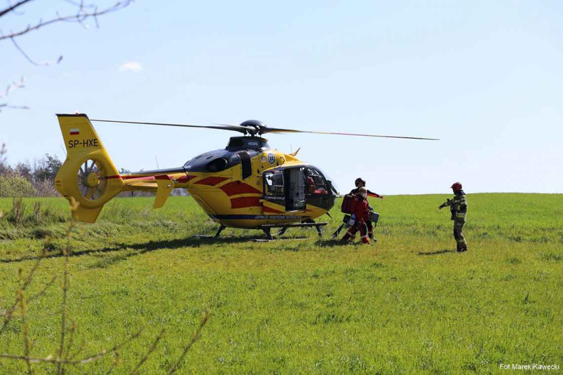 Corsa wyleciała z drogi i koziołkowała. Lądował śmigłowiec LPR